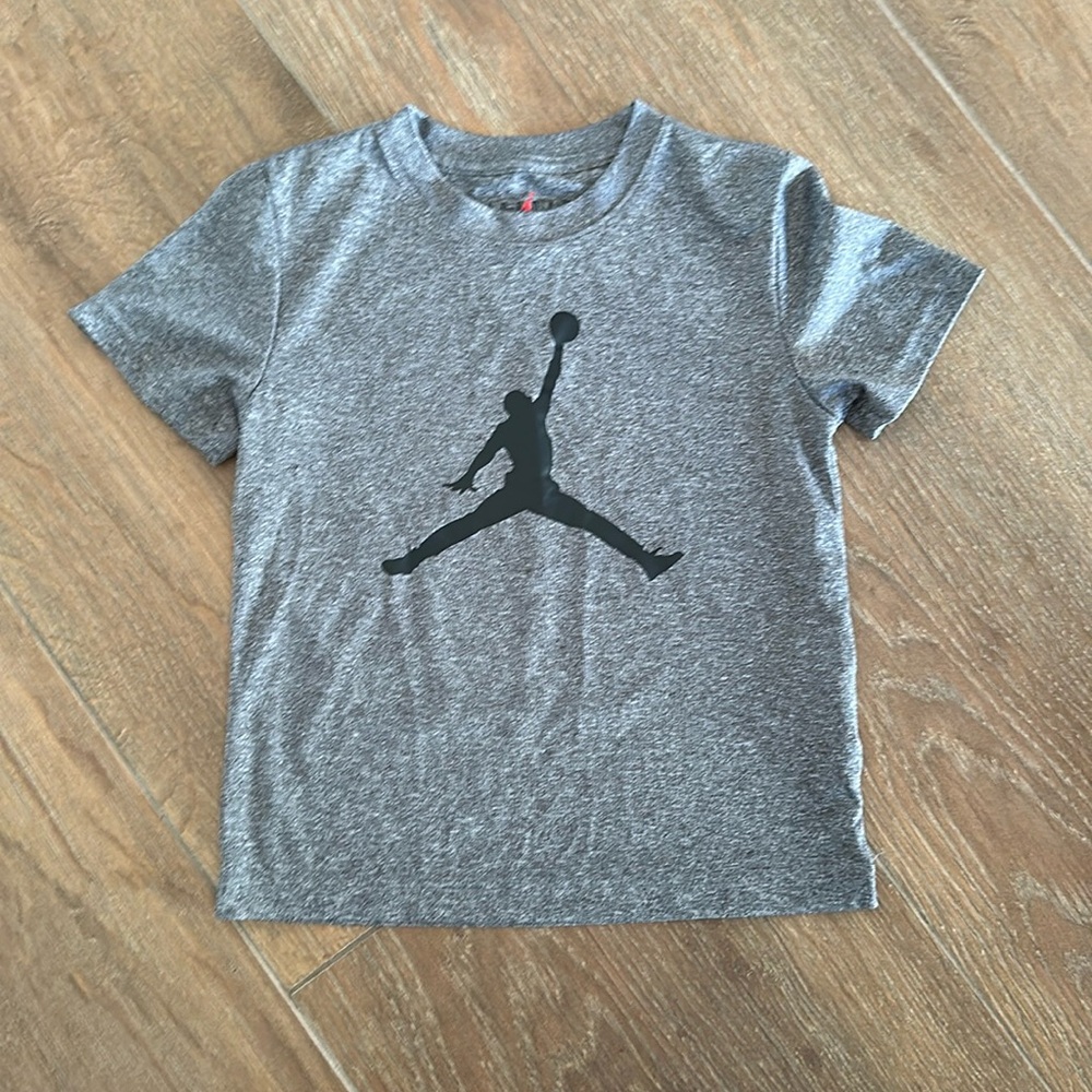 Jordon boys tee shirt color grey with black logo. Size 7.